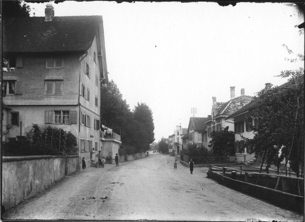 Amriswilerstrasse-gegen-Osten-um1910-20-1536x1118 wyfelder