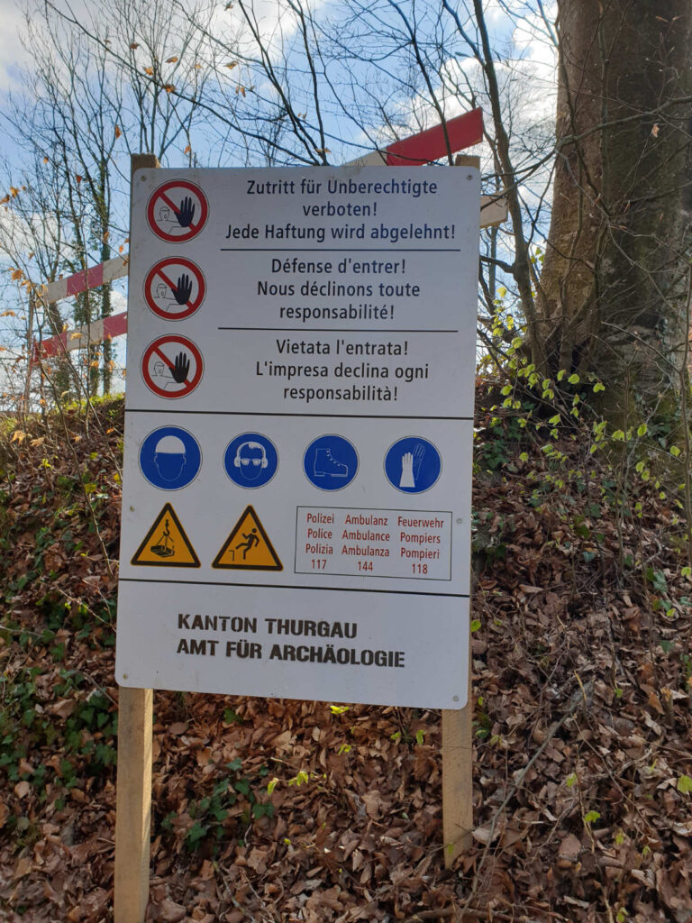 Neuburg Weinfelden Wyfelder Ausgrabungen Warnschild
