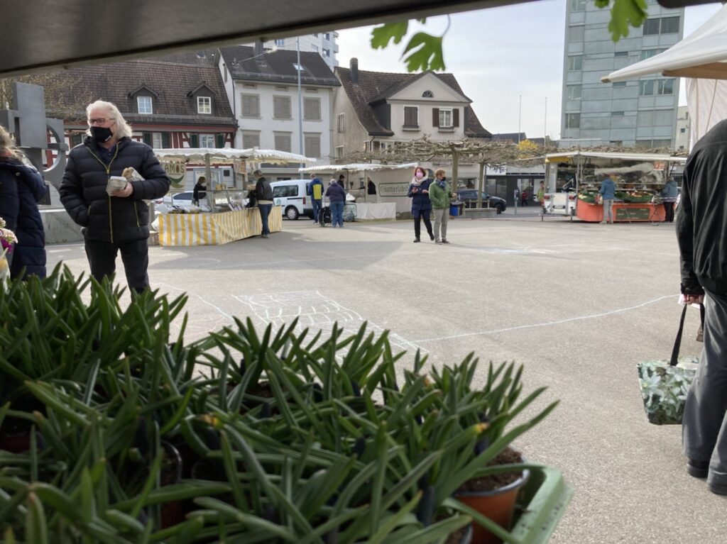 Wochenmarkt auf dem Schulhausplatz Pestalozzi Weinfelden Wyfelder