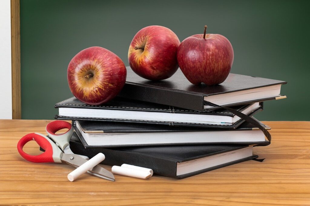 school, books, apples-2276269.jpg