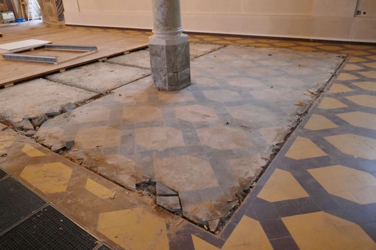 Die Neugestaltung der Kirche St. Johannes bringt es mit sich, dass für das gesamte vorhandene Mobiliar Entscheidungen getroffen werden mussten, was damit geschehen soll. Die Denkmalpflege des Kantons Thurgau hatte bereits früher etliche Gegenstände als wertvoll eingestuft. Diese sind im kantonalen Inventar für unsere Kirchgemeinde detailliert beschrieben. Alle grösseren Objekte, welche nicht mehr gebraucht werden, erhalten im Estrich des Kirchenschiffes ein neues Zuhause. Dort werden sie auf Eichen- oder Zedernholzleisten eingelagert, um einem allfälligen Wurmfrass vorzubeugen.