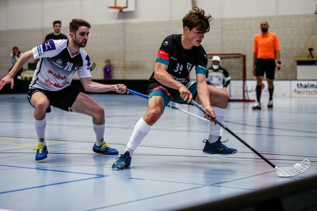 Floorball Thurgau Ramon Zenger im Zweikamp - Bild Sandro Schmuki