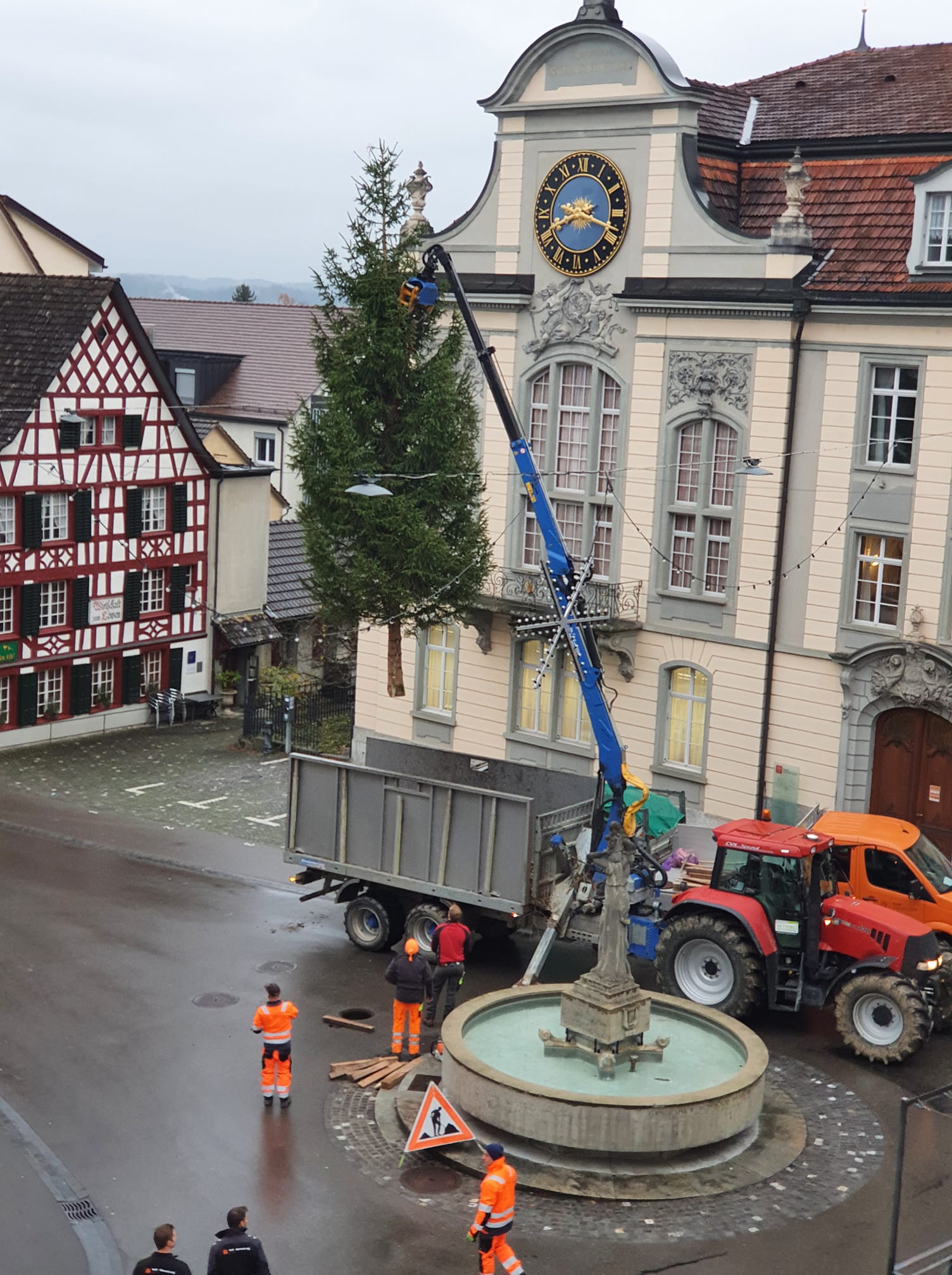 weihnachtsbaum rathausplatz weinfelden 2021