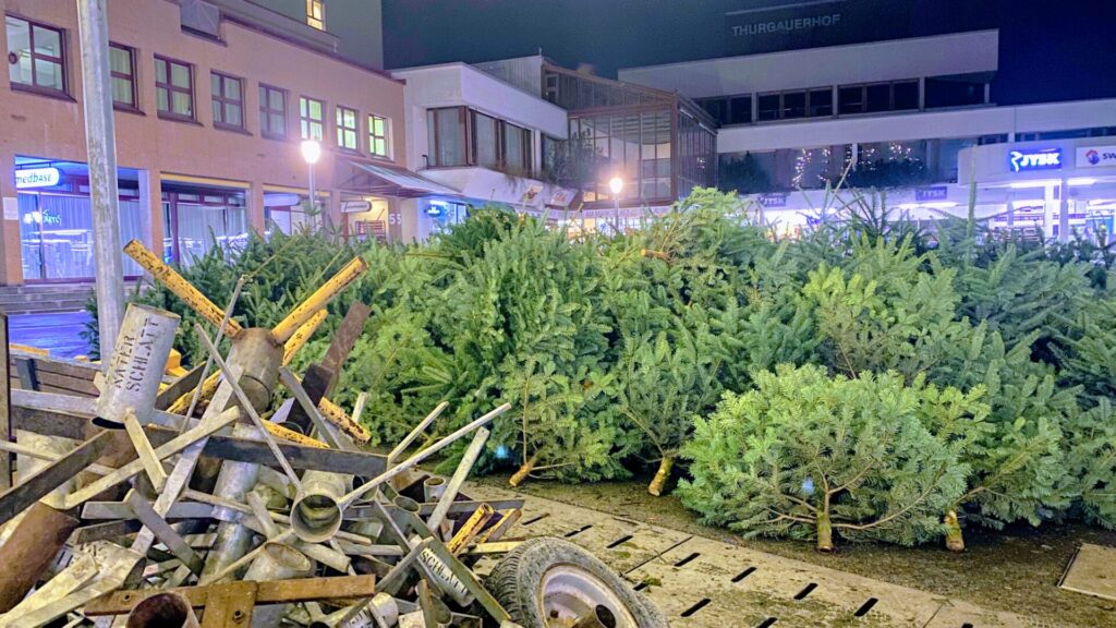 Christbuamverkauf auf dem Marktplatz Weinfelden 2021 01