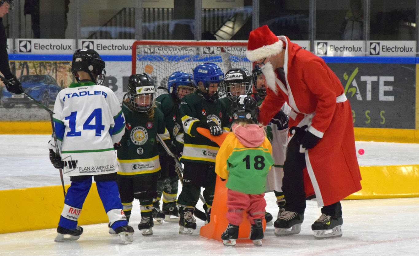 Der Samichlaus besucht die Hockeyschule 2021 Weinfelden