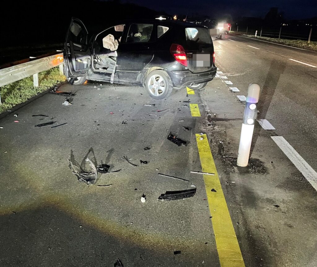Die Autofahrerin musste verletzt ins Spital gebracht werden. (Bild: Kantonspolizei Thurgau)
