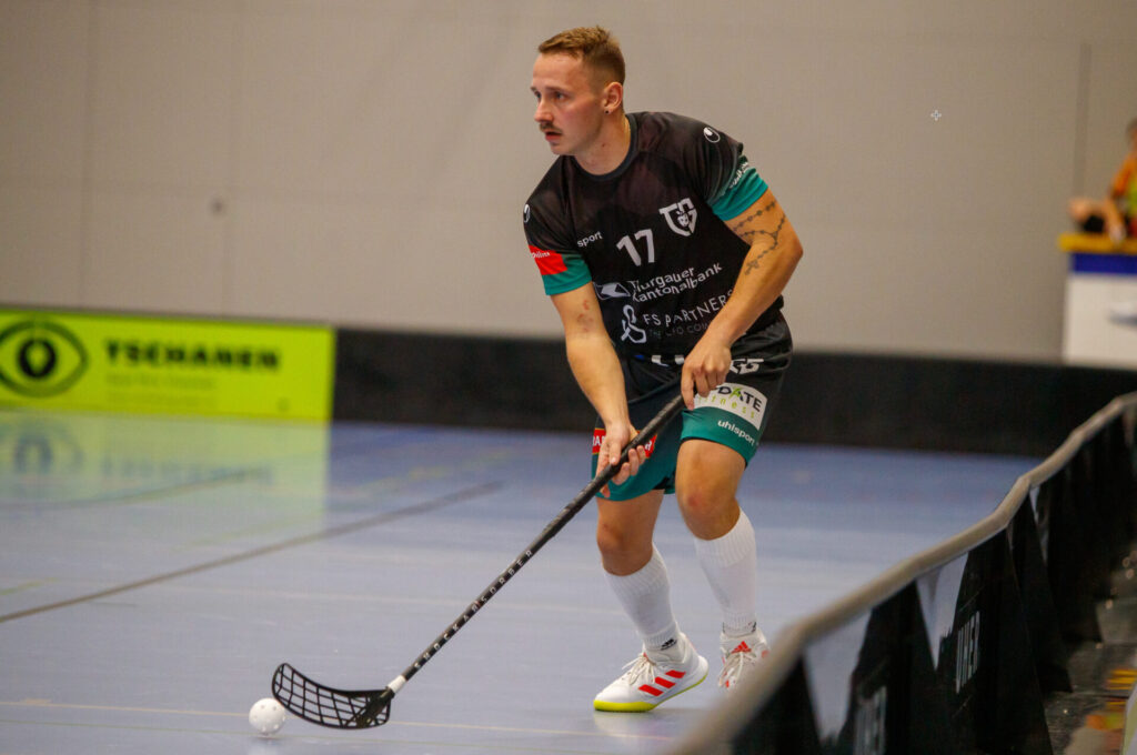 31.10.21 - Weinfelden; Unihockey Meisterschaftsspiel Nationalliga B- Floorball Thurgau - UHC Eggiwil, Joel Königshofer (Thurgau) sucht eine Passoption (Sandro Schmuki: Floorball Thurgau) floorball-thurgau.ch