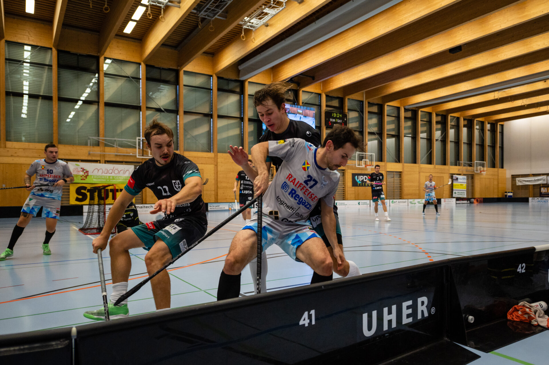 Iiro Lankinen und Raphael Sager im Kampf um den Ball gegen Regazzi Verbano UH Gordola im Vorrundenspiel vom Oktober 2021 (Foto: Archiv, Floorball Thurgau, Pascal Affentranger)
