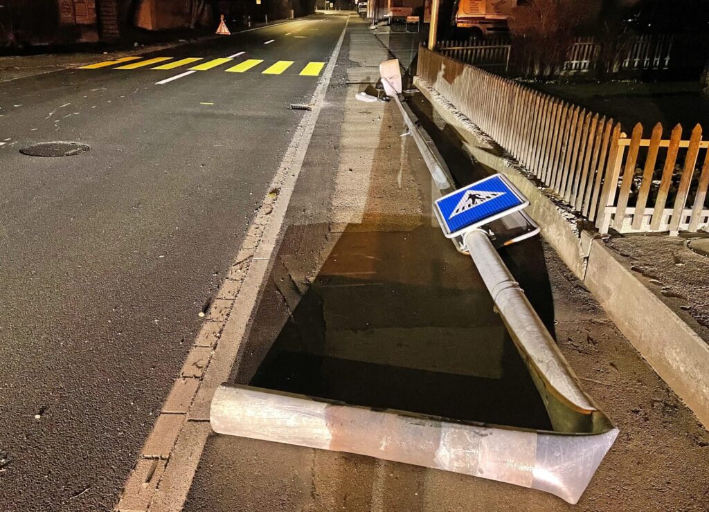 Die Strassenlaterne wurde durch den Unfall total beschädigt. (Bild: Kantonspolizei Thurgau)