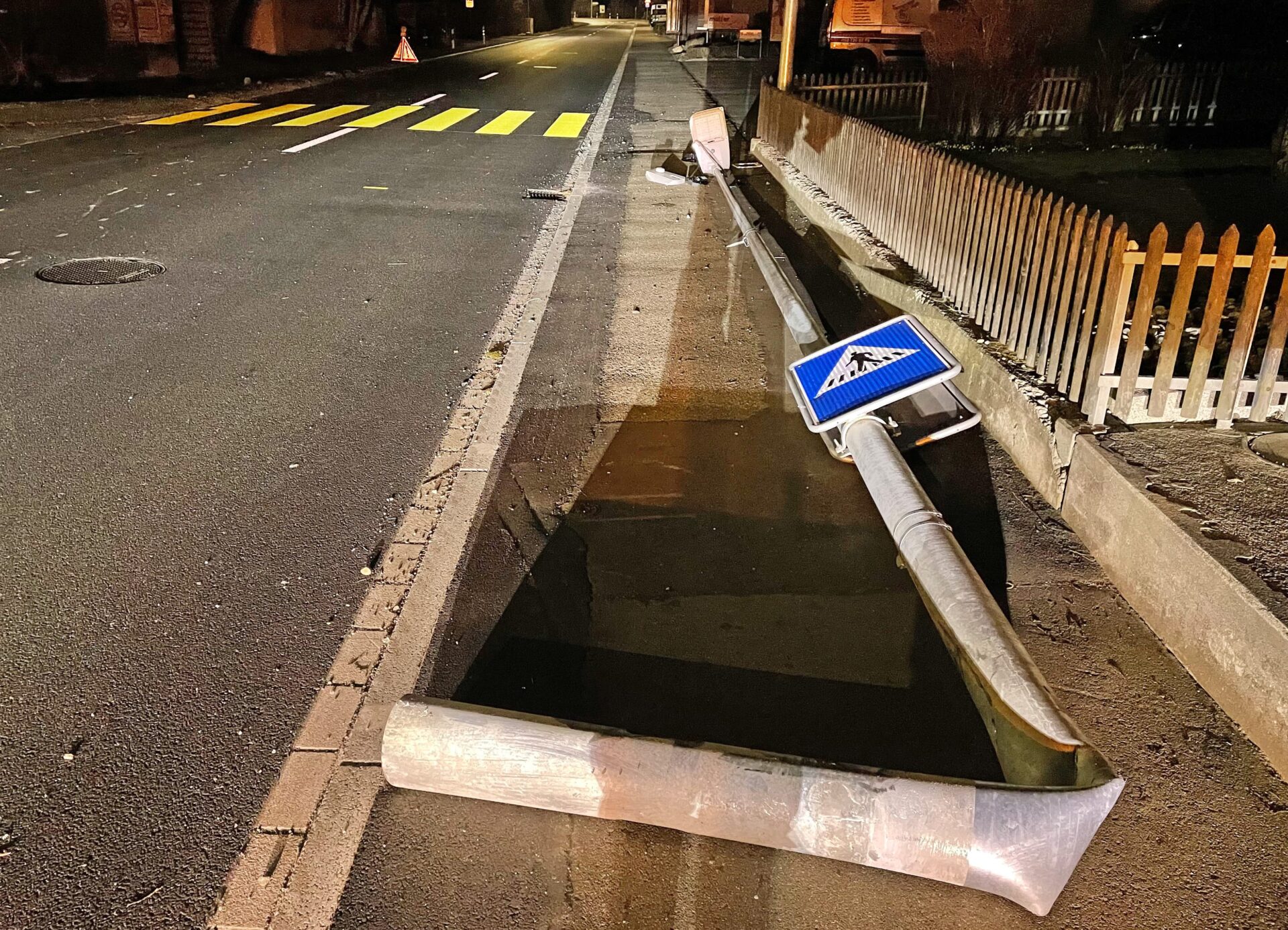 Die Strassenlaterne wurde durch den Unfall total beschädigt. (Bild: Kantonspolizei Thurgau)