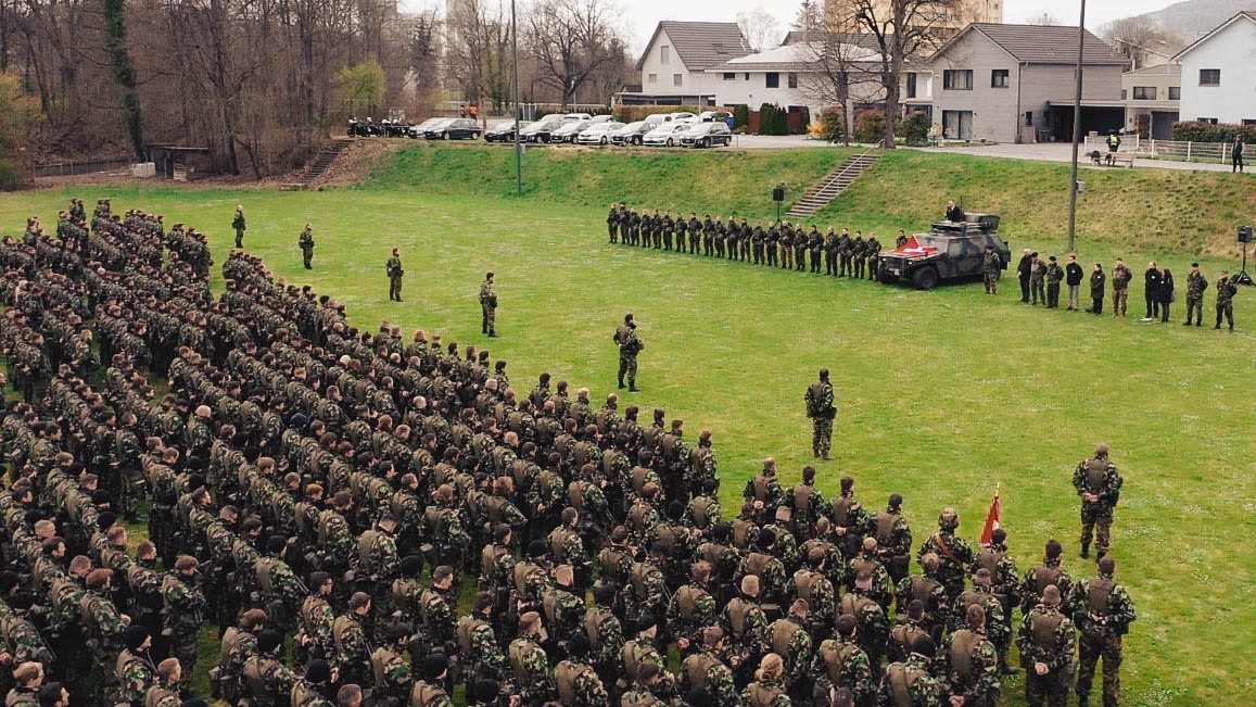 Schweizer Armee Die Art Abt 16 hat heute die Standarte übernommen.