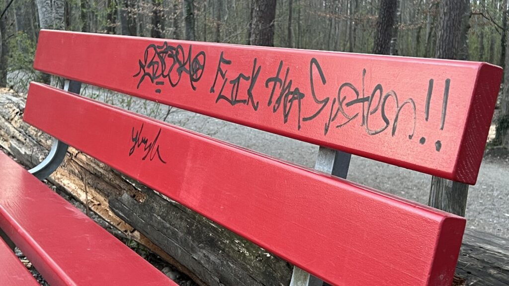 Schmierereien auf Sitzbänken Weinfelden