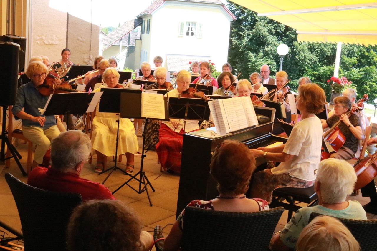 Das Thurgauer Seniorenorchester bei seinem sommerlichen Konzertauftritt im Tertianum Schloss Berg.