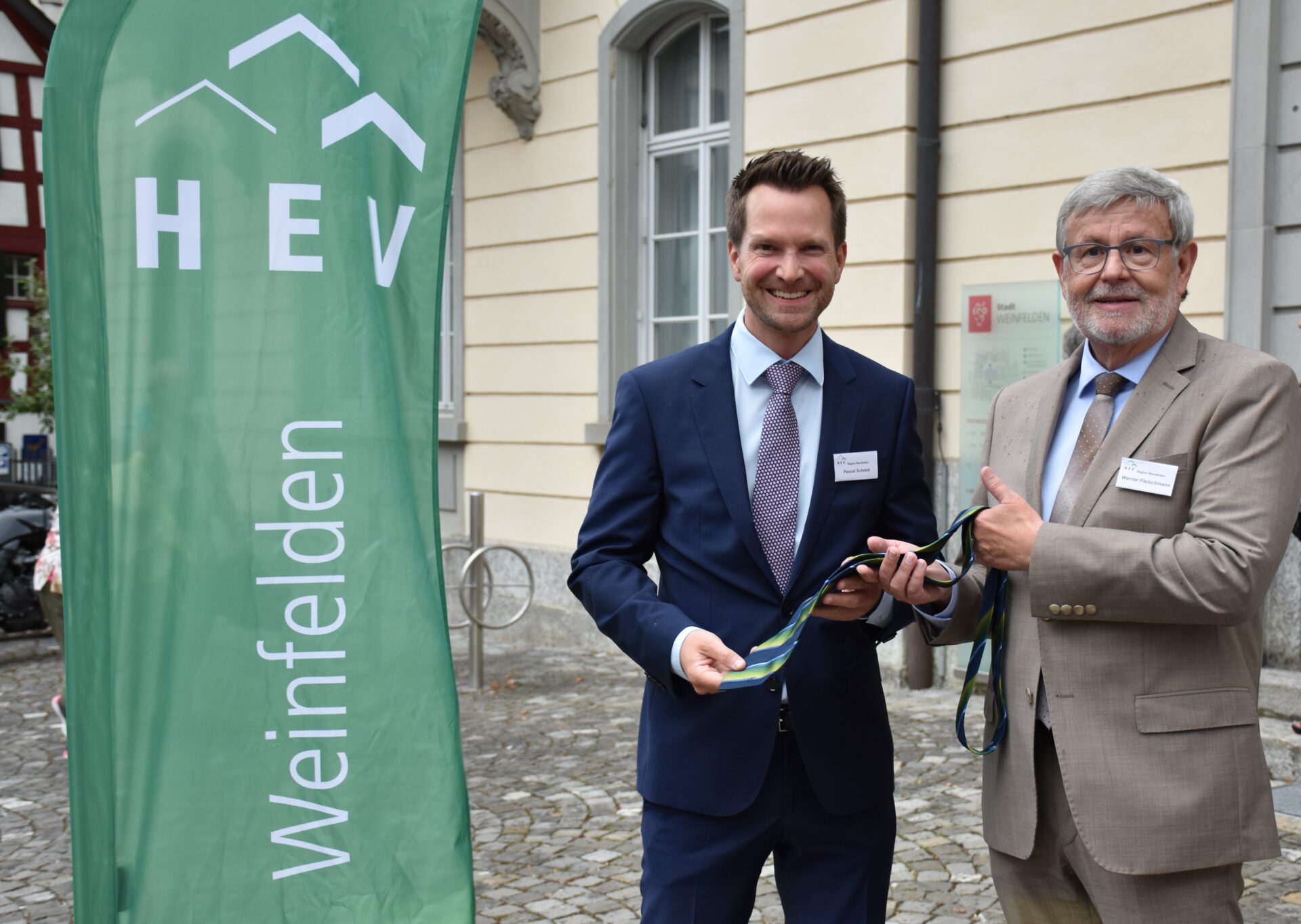 Werner Fleischmann (rechts) überreichte seinem Nachfolger als Präsident des HEV Weinfelden, Pascal Schmid, symbolisch eine Hauseigentümerkrawatte.