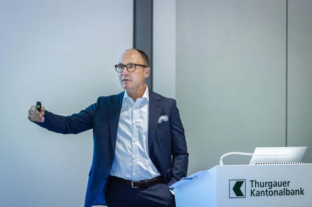 Weinfelden TG - Thomas Koller, Vorsitzender der Geschäftsleitun, an der Halbjahres-Medienkonferenz 2022 der Thurgauer Kantonalbank (TKB) in Weinfelden.