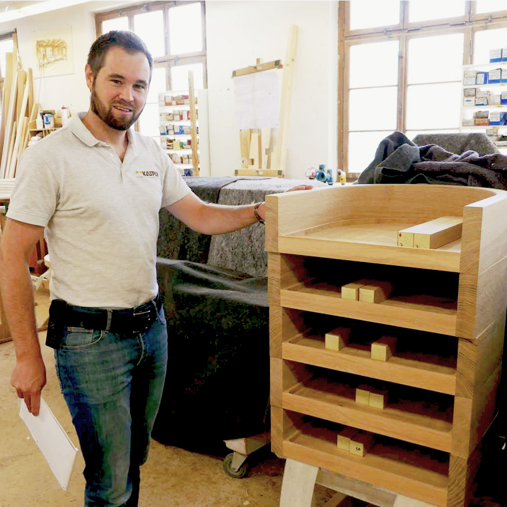 Sandro Weber der Schreinerei Kasper AG zeigt die fertigen Rundbogenteile am Beispiel der Sedilien katholische kirche weinfelden wyfelder