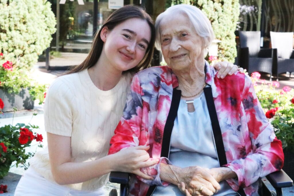 Jubilarin Regina Düringer freute sich sehr darüber, dass ihre Enkelin, Laura Lunde, sie an ihrem 100. Geburtstag besuchte.