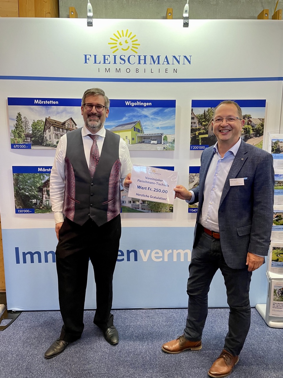 Liegenschaftsexperte Peter Koch von Fleischmann Immobilien (rechts) überreicht Patrick Spiri, Präsident der Musikgesellschaft Märstetten, den «Jokerpreis» der Tischset-Sponsoringaktion.