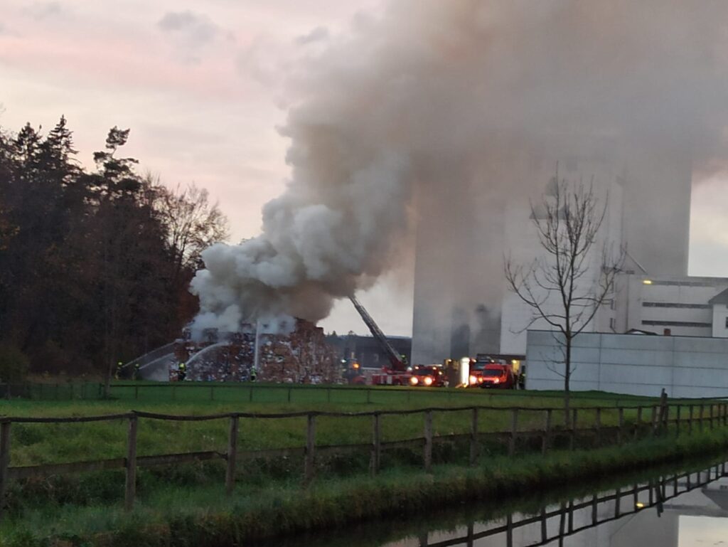 Grosse Rauchentwicklung infolge Brand im Süden der Stadt Weinfelden weinfelden november 2022