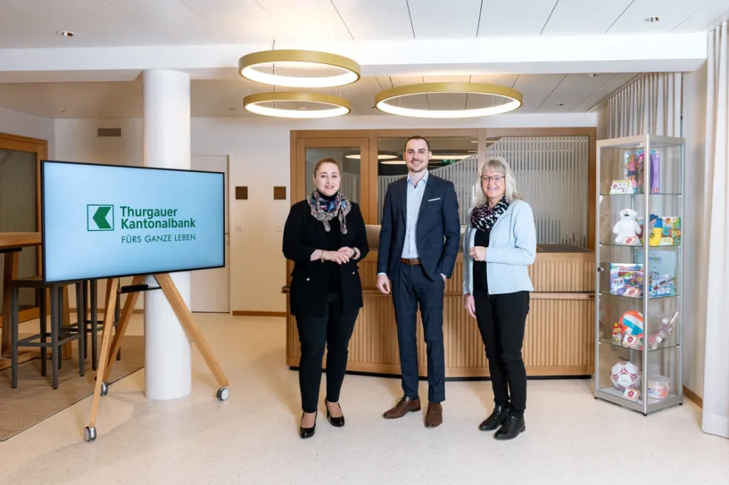 Das Team der TKB Affeltrangen in der umgebauten Geschäftsstelle: Kundenberaterin Mehtap Bas, Geschäftsstellenleiter Luca Cabalzar und Kundenberaterin Nicole Schmutz (von links).