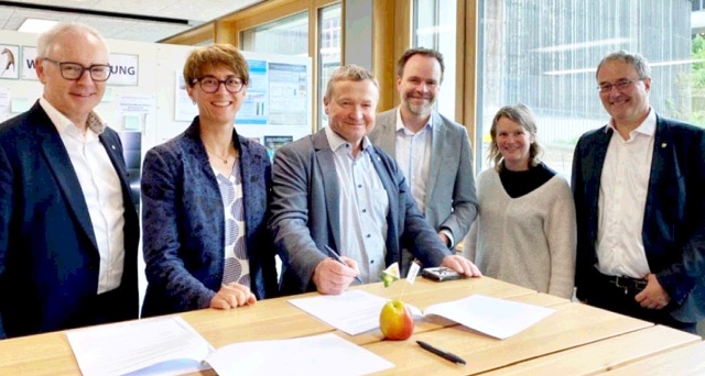 Landammann Dölf Biasotto, Regierungsrätin Monika Knill, Landammann-Stellvertreter Alfred Stricker, Ratschreiber Roger Nobs, die Ausserrhoder Staatsarchivarin Jutta Hafner und der Thurgauer Kantonsarchäologe Hansjörg Brem