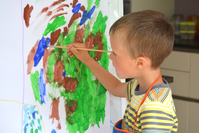 kinder malen weinfelden