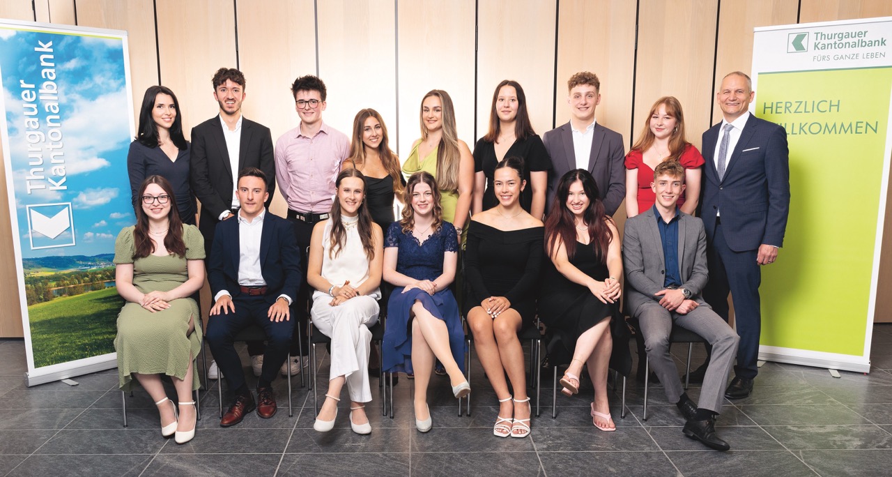 15 Lernende haben ihre Ausbildung bei der TKB erfolgreich abgeschlossen. Hinten, von links: Lehrlingsverantwortliche Tamara Racic, Fabio Principalli (Geschäftsstelle Steckborn), Ruben Souto (Informatiker, Weinfelden), Simona Häseli (Romanshorn), Paula Rrasi (Kreuzlingen), Sophie Lugert (Bischofszell), Kim Freundt (Arbon), Andrea König (Aadorf), Geschäftsleitungsmitglied Tobias Hilpert. Vorne, von links: Naomi Jud (Ermatingen), Remo Lieberherr (Frauenfeld), Jessica Moser (Müllheim), Cheyenne Widmer (Sirnach), Noemi Engeli (Amriswil), Sophie Wehrli (Diessenhofen), Yannik Huber (Münchwilen). Auf dem Bild fehlt Noe Hafner (Bürglen).