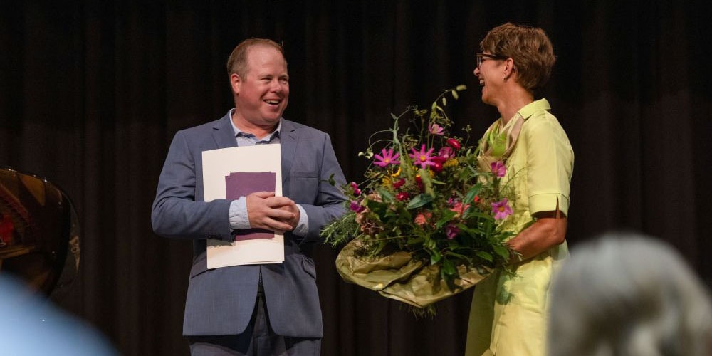 Regierungsrätin Monika Knill überreicht Stefan Roth den Thurgauer Kulturpreis