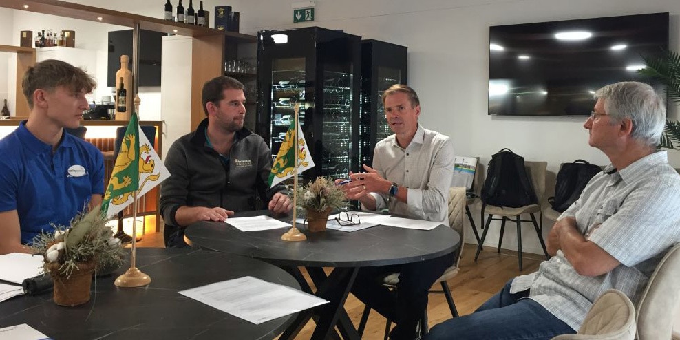 Sie stellten die neuen Sportförderangebote vor und berichteten von ihren Erfahrungen (v.l.): Etienne Schalch, ehemaliger Lernender bei Krattiger Holzbau Amriswil und NLA-Volleyballspieler bei Volley Amriswil, Dirk Schallenberg, Lehrlingsbeauftragter bei Krattiger, Martin Leemann, Chef Sportamt Thurgau, und Peter Bär von Volley Amriswil.
