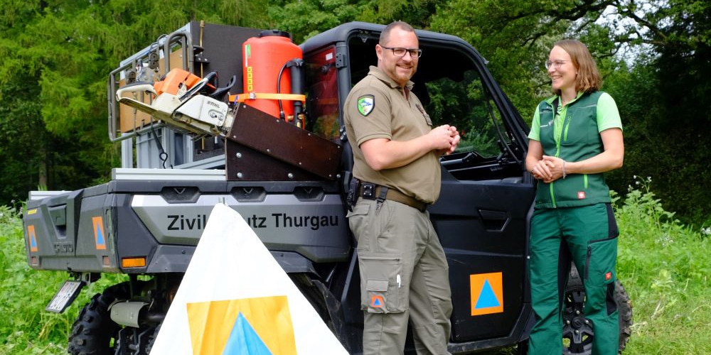 Yvo Rindlisbacher, Chef Zivilschutz, und Malin Engeli, Kantonstierärztin, während der kantonalen Tierseuchenübung zur Bekämpfung der Afrikanischen Schweinepest.