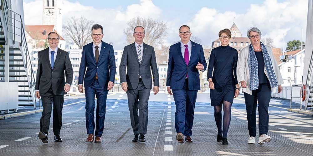 Der Thurgauer Regierungsrat 2023/2024 auf der Fähre Euregio: (v.l.) Staatsschreiber Paul Roth, Regierungsrat Dominik Diezi, Vizepräsident Walter Schönholzer, Präsident Urs Martin, Regierungsrätin Monika Knill und Regierungsrätin Cornelia Komposch. Fotografiert von Reto Martin.