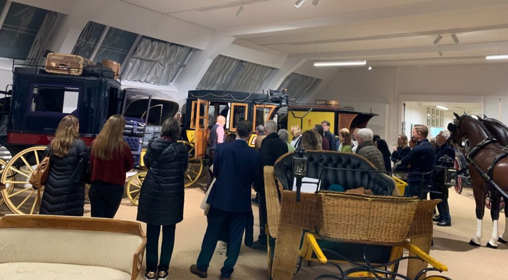 Stiftungsrat und Mitarbeiterinnen:Mitarbeiter von PS TG zu Besuch in der Kutschensammlung Robert Sallmann in Amriswil. Sehr beeindruckend.