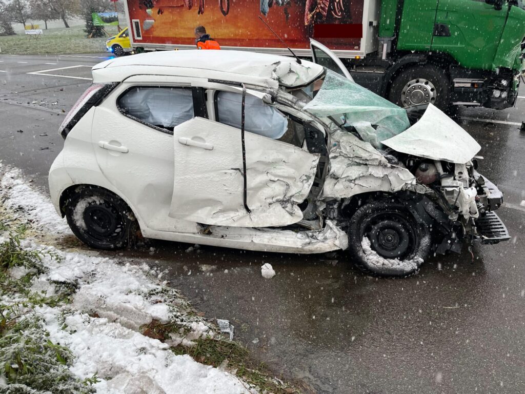 Bei der Kollision zwischen einem Auto und einem Lastwagen wurde am Freitag in Wuppenau eine Autofahrerin mittelschwer verletzt. Sie musste durch den Rettungsdienst ins Spital gebracht werden.