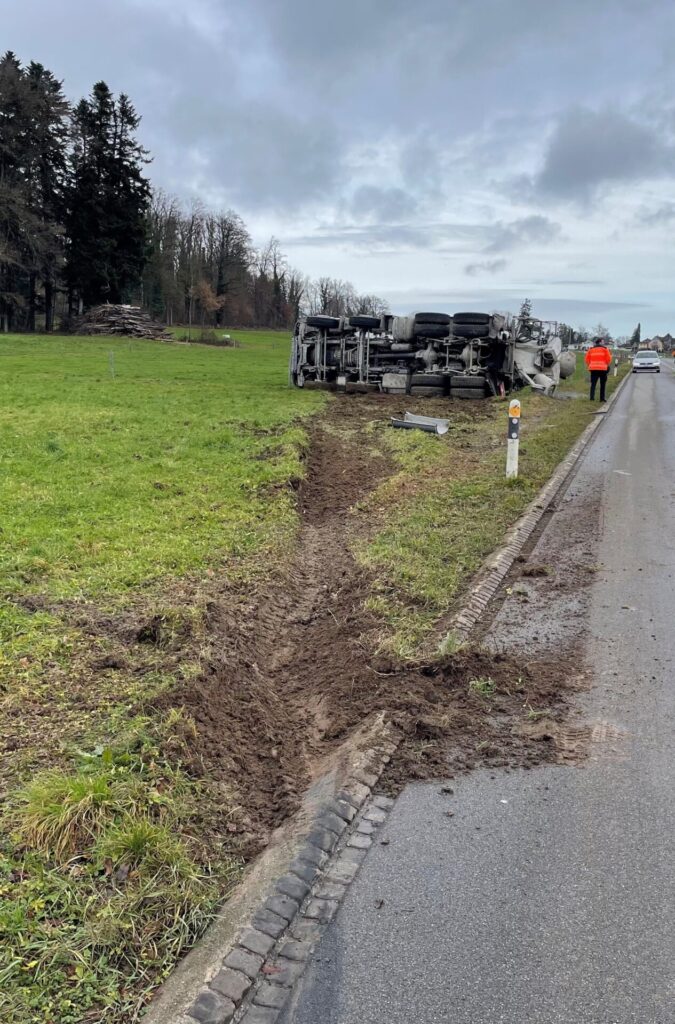 Ein Lastwagenfahrer wurde am Freitag bei einem Selbstunfall in Leimbach leicht verletzt und musste ins Spital gebracht werden.