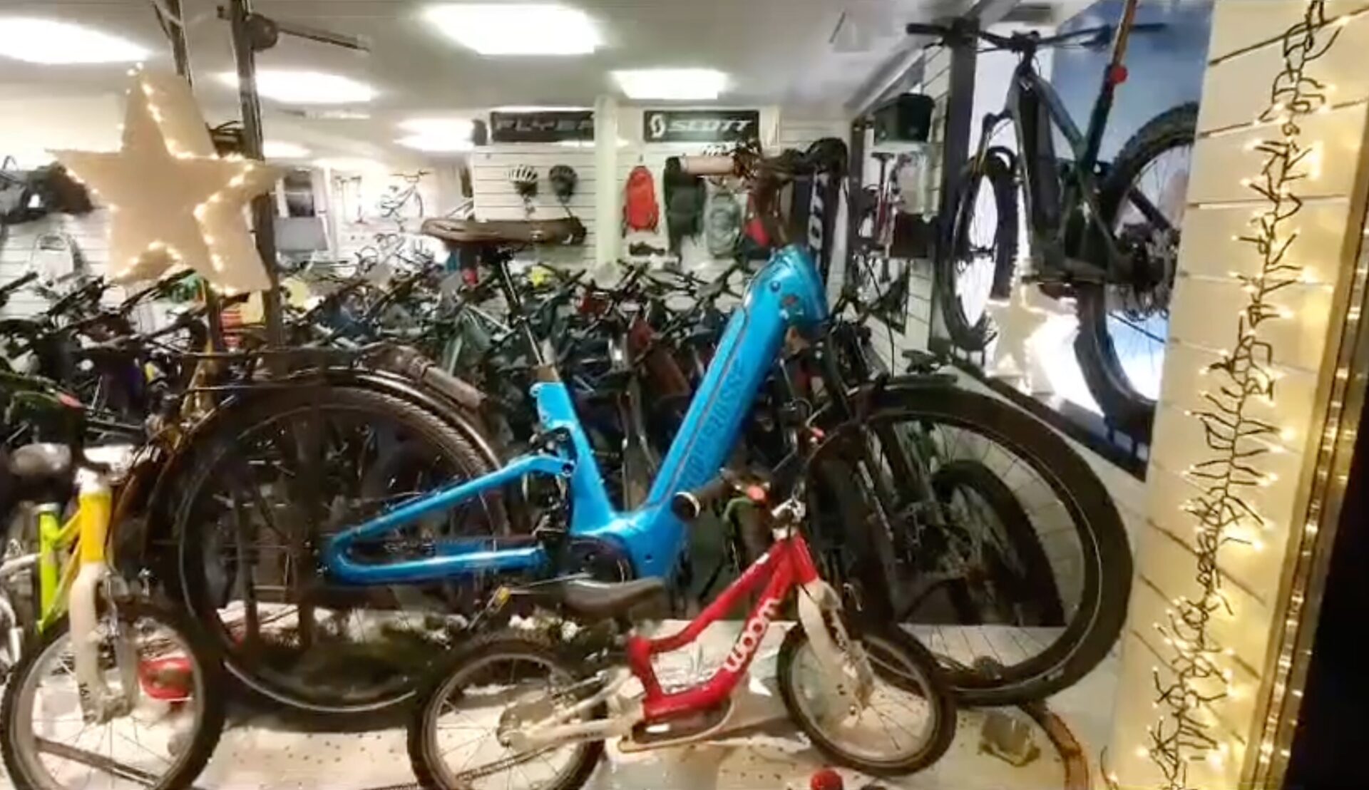 Entdecke den Weihnachtszug bei Velo Schwarz AG im Schaufenster