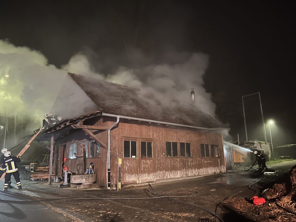 Aus noch unbekannten Gründen brannte es am Montagabend in einer Werkstatt in Hugelshofen. Verletzt wurde niemand.