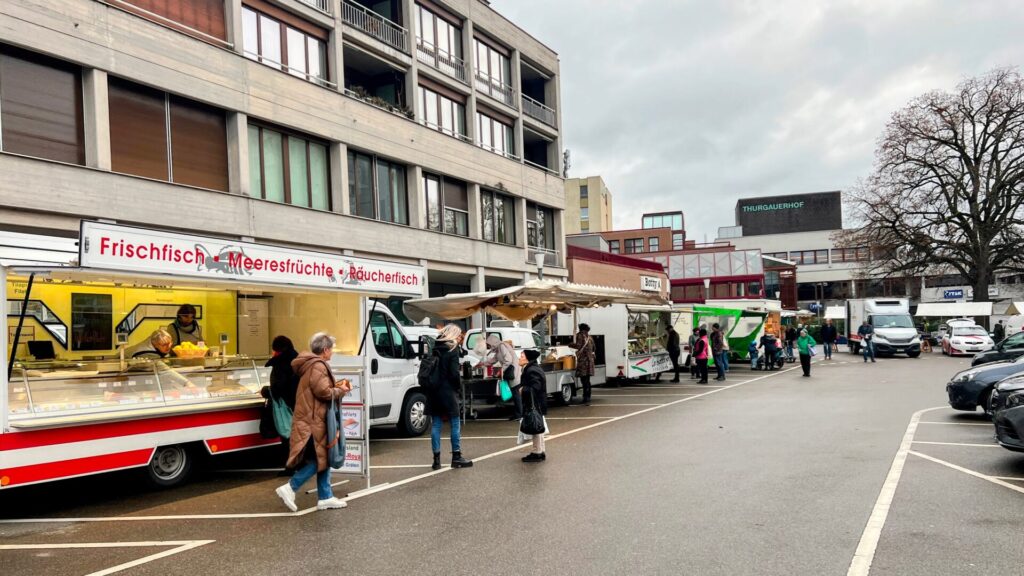 Heftiger Wind prägte heute das Geschehen auf dem Marktplatz. Die Märkte trotzen tapfer dem ungemütlichen Wetter, während der Wochenmarkt dem Christbäumeverkäufer Raum gab.