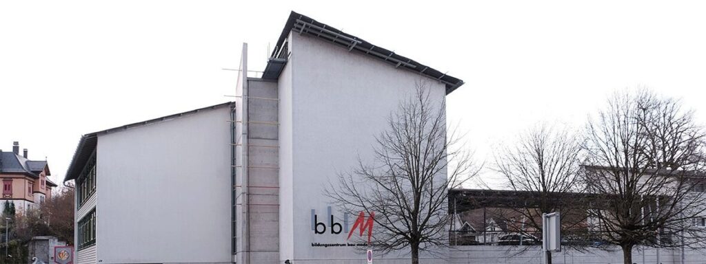 Das Departement für Erziehung und Kultur des Kantons Thurgau setzt eine Findungskommission für die Suche nach einer neuen Rektorin oder einem neuen Rektor für das Bildungszentrum für Bau und Mode Kreuzlingen ein. Die neue Führung wird ihre Aufgabe auf das kommende Schuljahr 2024/25 aufnehmen. Das Bildungszentrum für Bau und Mode Kreuzlingen erhält auf den 1. August 2024 eine neue Führung. Für die Suche nach der Nachfolge der jetzigen Rektorin setzt das zuständige Departement eine Findungskommission ein. Diese setzt sich aus Vertreterinnen und Vertretern der Berufsfachschulkommission, des Personalamtes, des Amtes für Berufsbildung und Berufsberatung sowie der Lehrerschaft zusammen. Voraussichtlich im März 2024 wird die Departementsleitung die Wahl der neuen Führung auf Vorschlag der Findungskommission treffen. Die jetzige Rektorin führt die Geschäfte der Schule bis zum Ende des laufenden Schuljahres weiter. So soll unter anderem die Einführung der neuen Schulsoftware für die Berufsfach- und Mittelschulen des Kantons Thurgau begleitet werden, für welche das Bildungszentrum für Bau und Mode Kreuzlingen als Pilotschule wirkt.