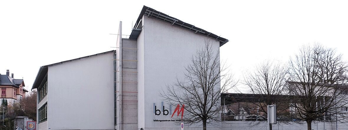 Das Departement für Erziehung und Kultur des Kantons Thurgau setzt eine Findungskommission für die Suche nach einer neuen Rektorin oder einem neuen Rektor für das Bildungszentrum für Bau und Mode Kreuzlingen ein. Die neue Führung wird ihre Aufgabe auf das kommende Schuljahr 2024/25 aufnehmen. Das Bildungszentrum für Bau und Mode Kreuzlingen erhält auf den 1. August 2024 eine neue Führung. Für die Suche nach der Nachfolge der jetzigen Rektorin setzt das zuständige Departement eine Findungskommission ein. Diese setzt sich aus Vertreterinnen und Vertretern der Berufsfachschulkommission, des Personalamtes, des Amtes für Berufsbildung und Berufsberatung sowie der Lehrerschaft zusammen. Voraussichtlich im März 2024 wird die Departementsleitung die Wahl der neuen Führung auf Vorschlag der Findungskommission treffen. Die jetzige Rektorin führt die Geschäfte der Schule bis zum Ende des laufenden Schuljahres weiter. So soll unter anderem die Einführung der neuen Schulsoftware für die Berufsfach- und Mittelschulen des Kantons Thurgau begleitet werden, für welche das Bildungszentrum für Bau und Mode Kreuzlingen als Pilotschule wirkt.