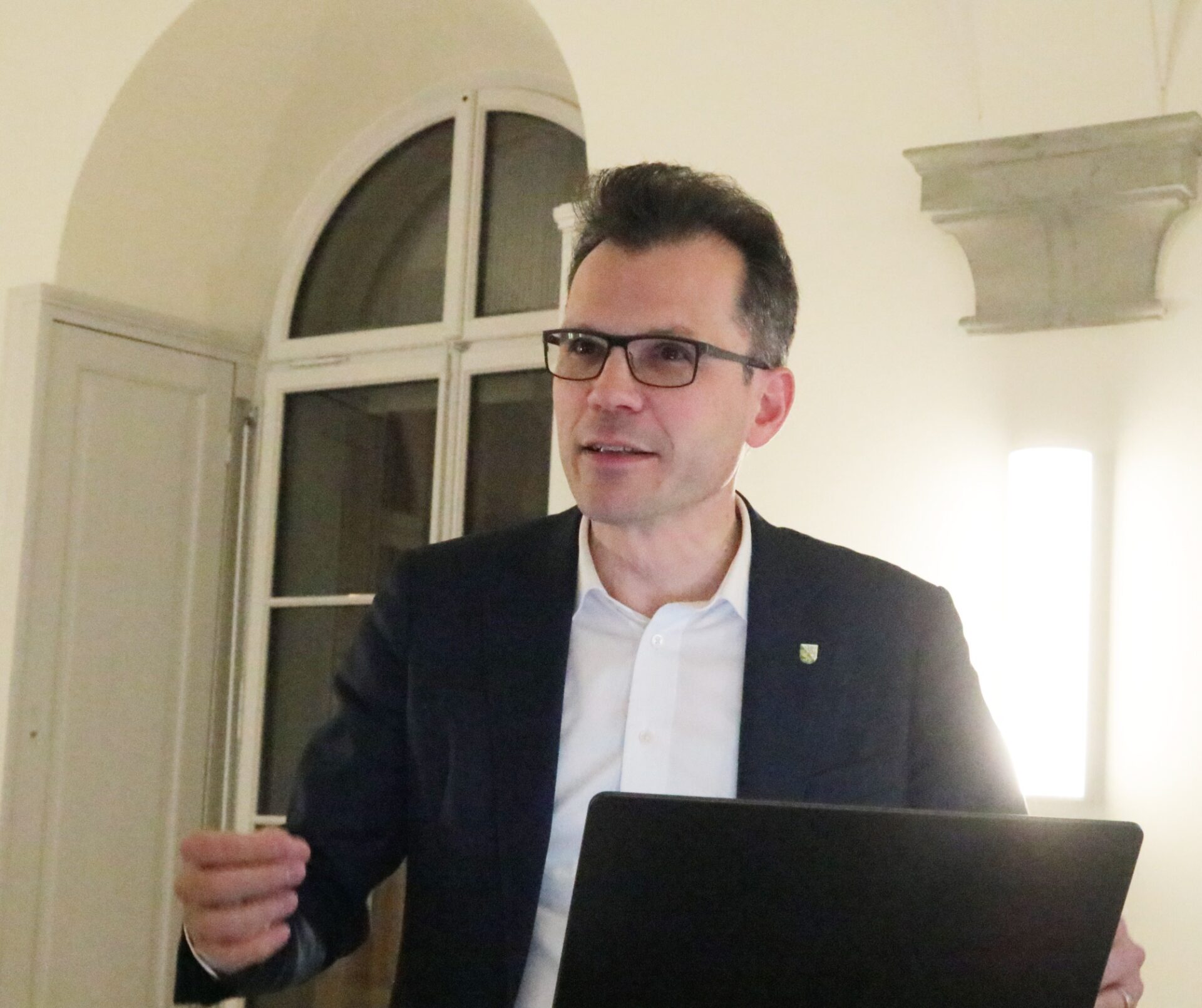 Dominik Diezi machte aus der schwierigen finanziellen Lage, in der sich der Kanton aktuell befindet, gar keinen Hehl.