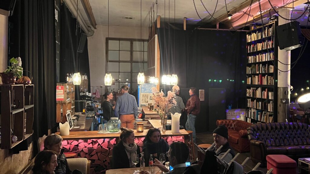 Gut besuchter, erster Bild-Rauschen-Bar-Abend