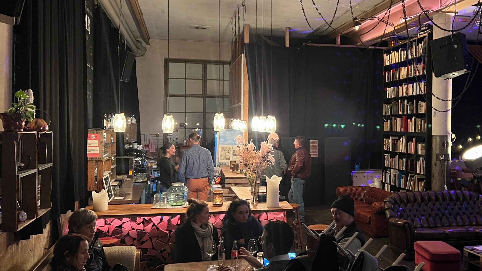 Gut besuchter, erster Bild-Rauschen-Bar-Abend