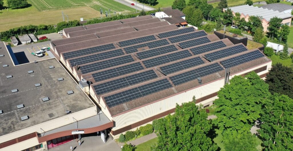Photovoltaik-Anlage auf den Sheddächern der Industriehallen (Besitzerin: POMFRI AG), Tannenwiesenstr. 5a, Weinfelden ist am 23. Juli 2021 und die Erweiterung am 13. Feb. 2023 ans öffentliche Netz geschaltet worden. 259+151=410 kWp PV-Anlage POMFRI AG Energieproduktion pro Jahr: ca. 430‘000 kWh (Strombedarf von ca. 115 Haushaltungen) Flächenbedarf: ca. 1’920 m2 Ansicht Süd (ohne Erweiterung der 4 nördlichen Sheddächer)
