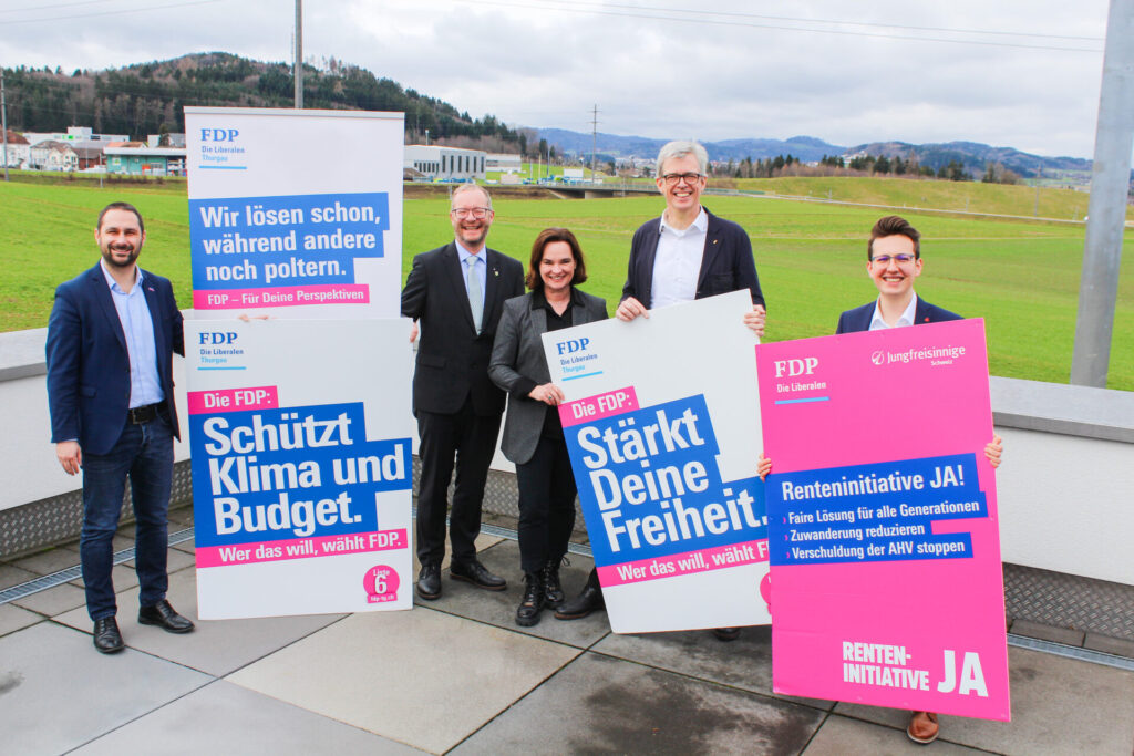 : Parteipräsident Gabriel Macedo, Regierungsrat Walter Schönholzer, Nationalrätin Kris Vietze, Fraktionspräsident Anders Stokholm, Enrique Castelar, Präsident der Jungfreisinnigen, an der Jahresmedienkonferenz der FDP Thurgau in Münchwilen, nahe am für den Thurgau sehr bedeutenden Entwicklungsschwerpunkt WilWest.