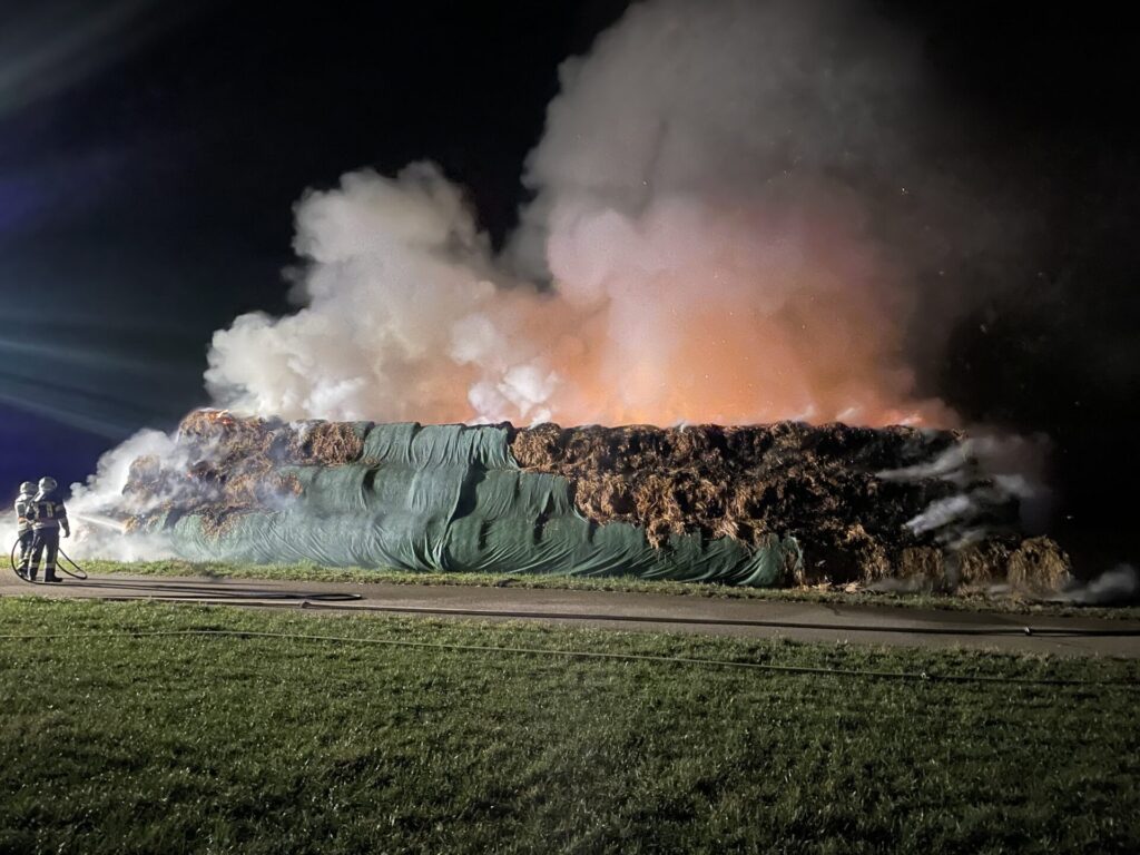 Aus noch ungeklärten Gründen brannten am Montagabend in Hörhausen rund 100 Strohballen. Verletzt wurde niemand