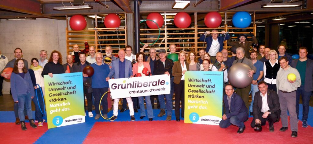 Mitglieder der GLP Thurgau in der Sporthalle des Talent Campus Bodensee in Kreuzlingen