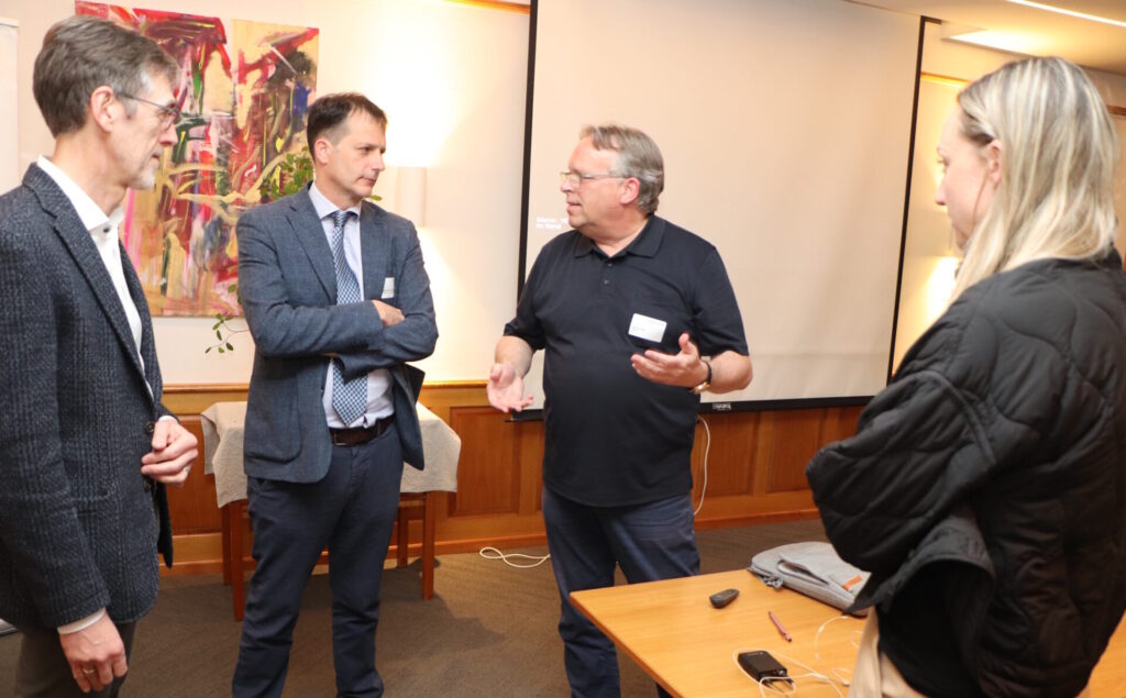 Unterhalten sich am Rande der GV: Heinz Badertscher, Dominik Hasler, Gastreferent Jörg Heynkes und Martina Wüthrich.