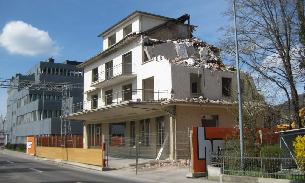 Die ehemalige Opel-Garage Krapf, zuletzt Bürogebäude der TKB, abgebrochen 2015.
