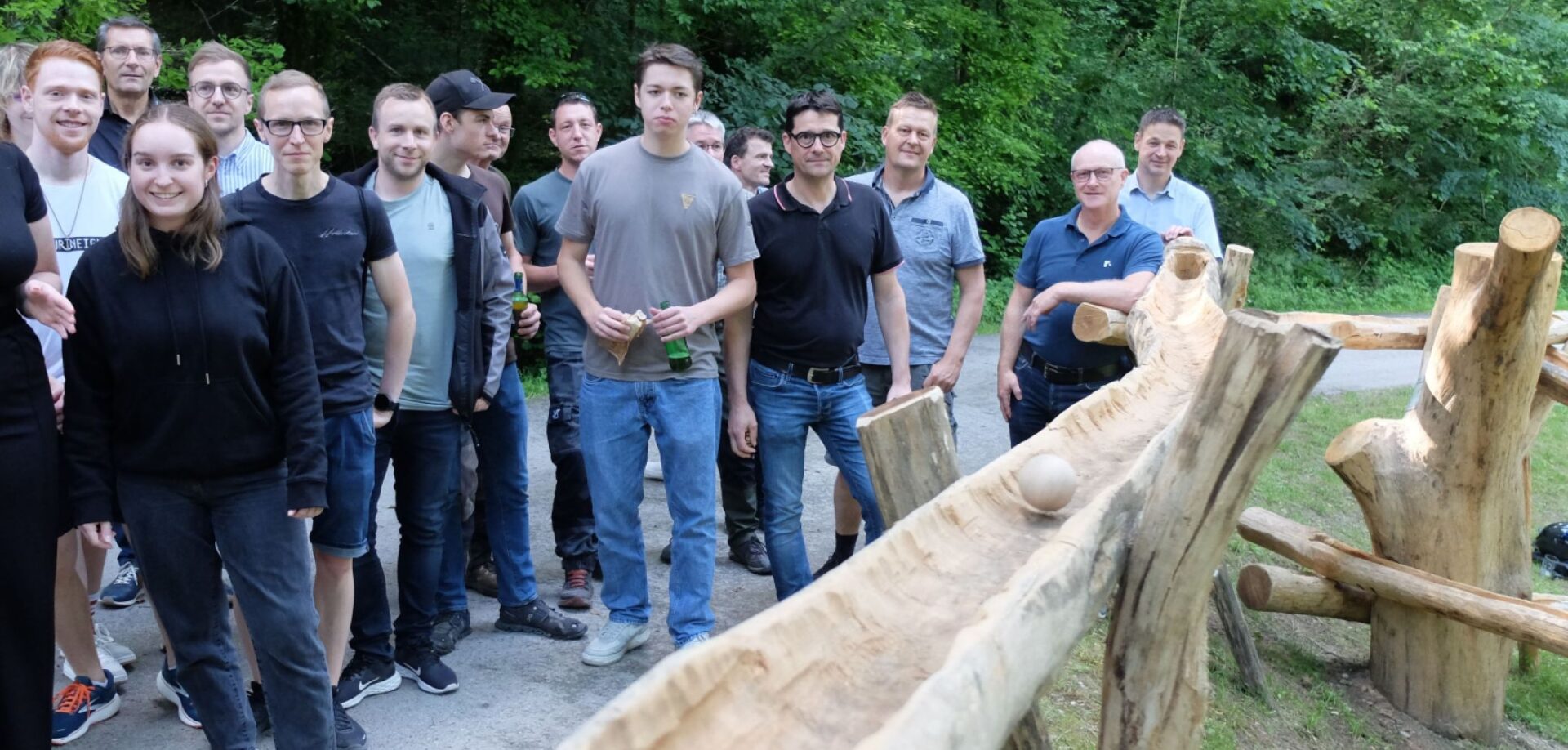 Lernende und Holzfachleute an der Einweihung der Rugelreis, ganz rechts: Marcel Wüthrich, der bei den Thurgauer Schreinern das Projekt leitete. Bild: Stefan Hilzinger