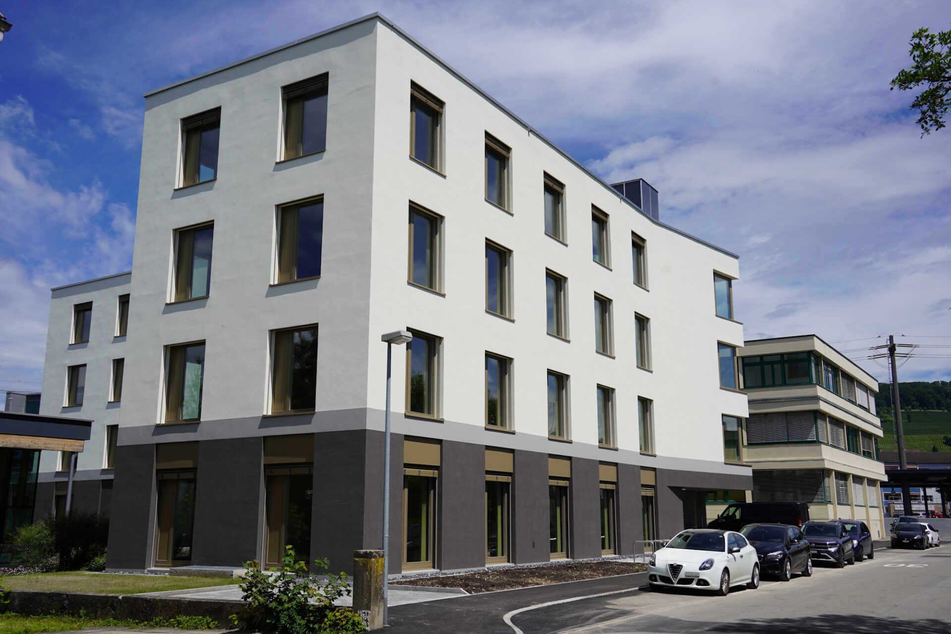 An zentraler Lage und in harmonischen Farben: So präsentiert sich das neue Dienstleistungszentrum an der Feststrasse 6 in Weinfelden. WYFELDER – lokal informiert